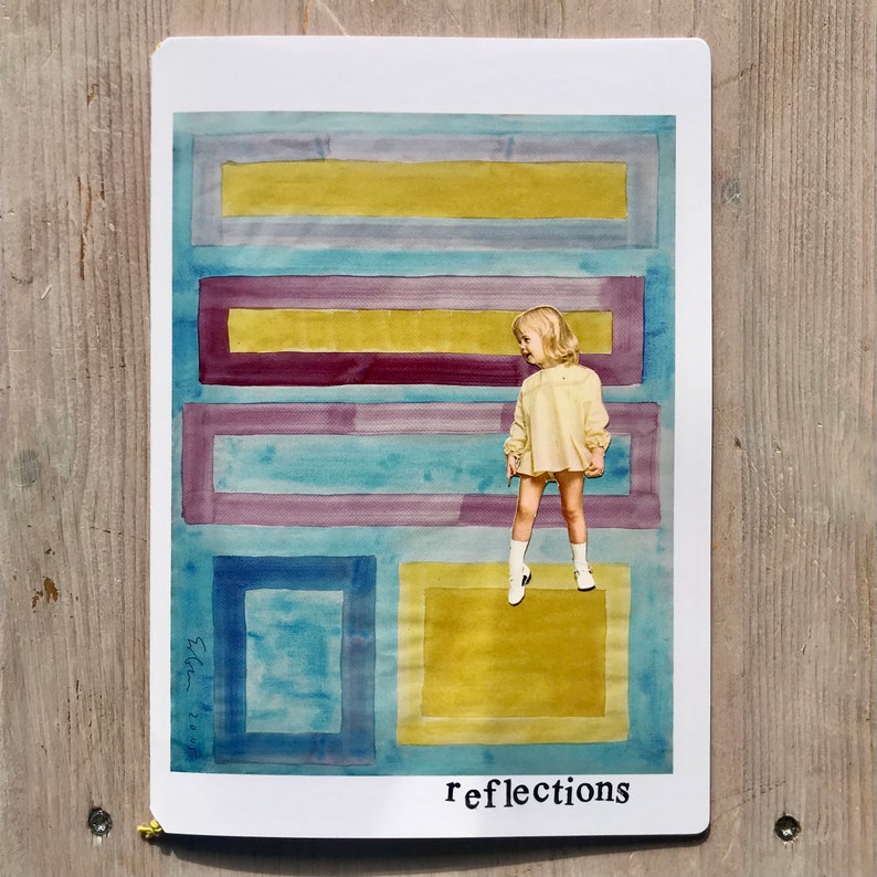 Puede incluir: Una impresi&oacute;n art&iacute;stica de t&eacute;cnica mixta con una ni&ntilde;a con un vestido amarillo y calcetines blancos, frente a un dise&ntilde;o geom&eacute;trico de rect&aacute;ngulos azules, morados y amarillos. La palabra "reflections" est&aacute; impresa en la parte inferior.