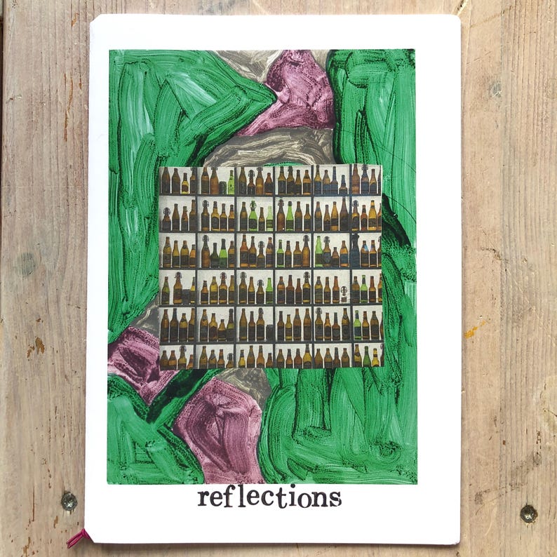 Puede incluir: Obra de arte que presenta un collage de botellas en estanter&iacute;as, sobre un fondo de pinceladas verdes y moradas. La palabra "reflections" est&aacute; impresa en la parte inferior. La obra est&aacute; sobre un fondo blanco.