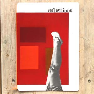 Puede incluir: Un cuaderno con fondo rojo y la palabra "reflections" en la parte superior. La imagen presenta una foto en blanco y negro de piernas apuntando hacia arriba. Hay tres rect&aacute;ngulos de colores en el fondo.