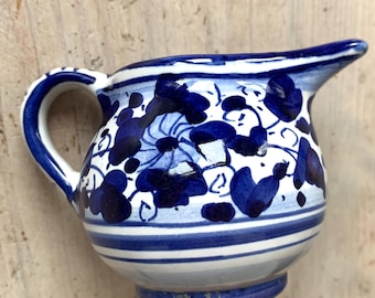 Pequeña jarra de leche con decoración floral en color azul