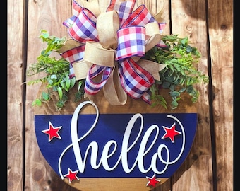 Colgante de puerta patriótico con la frase "Hola"