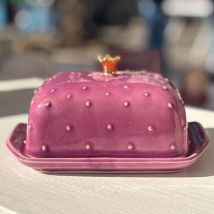 Butterdose mit Noppen und Goldkrone