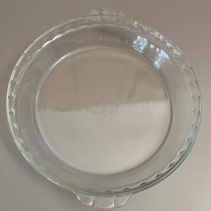 Vintage Pyrex Bakeware 9-1/2-Inch Scalloped Pie Plate 229