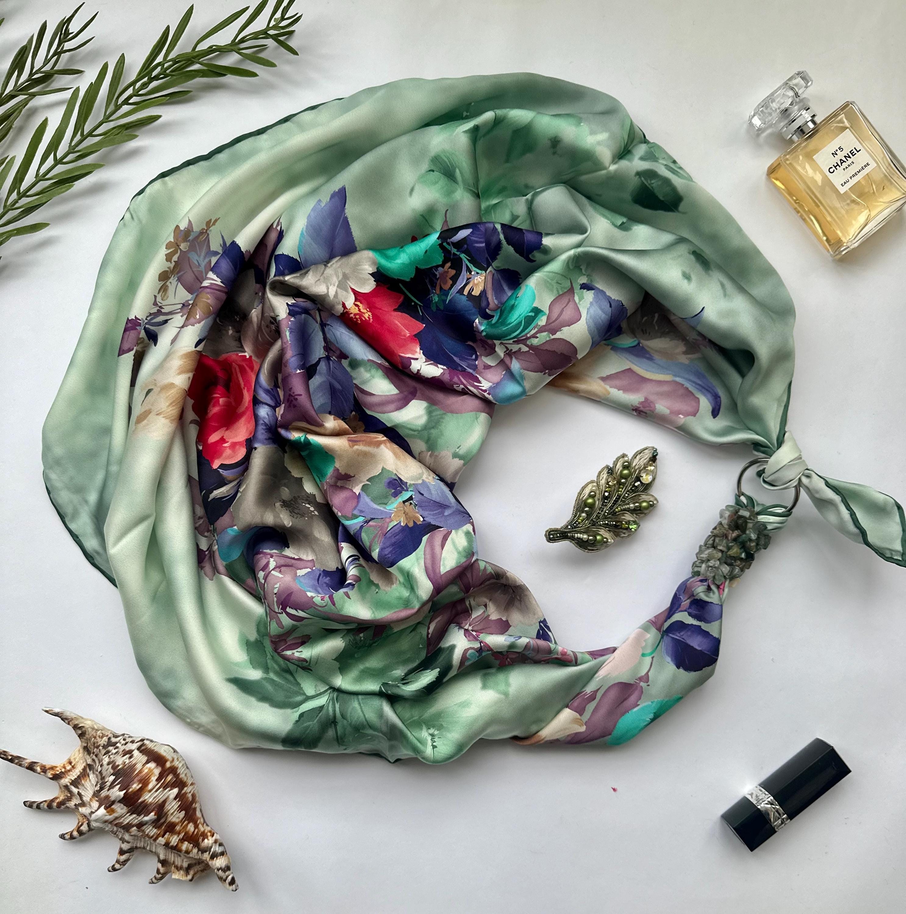 ターコイズストーンのディテールが施された花柄シルクスカーフ - Etsy 日本