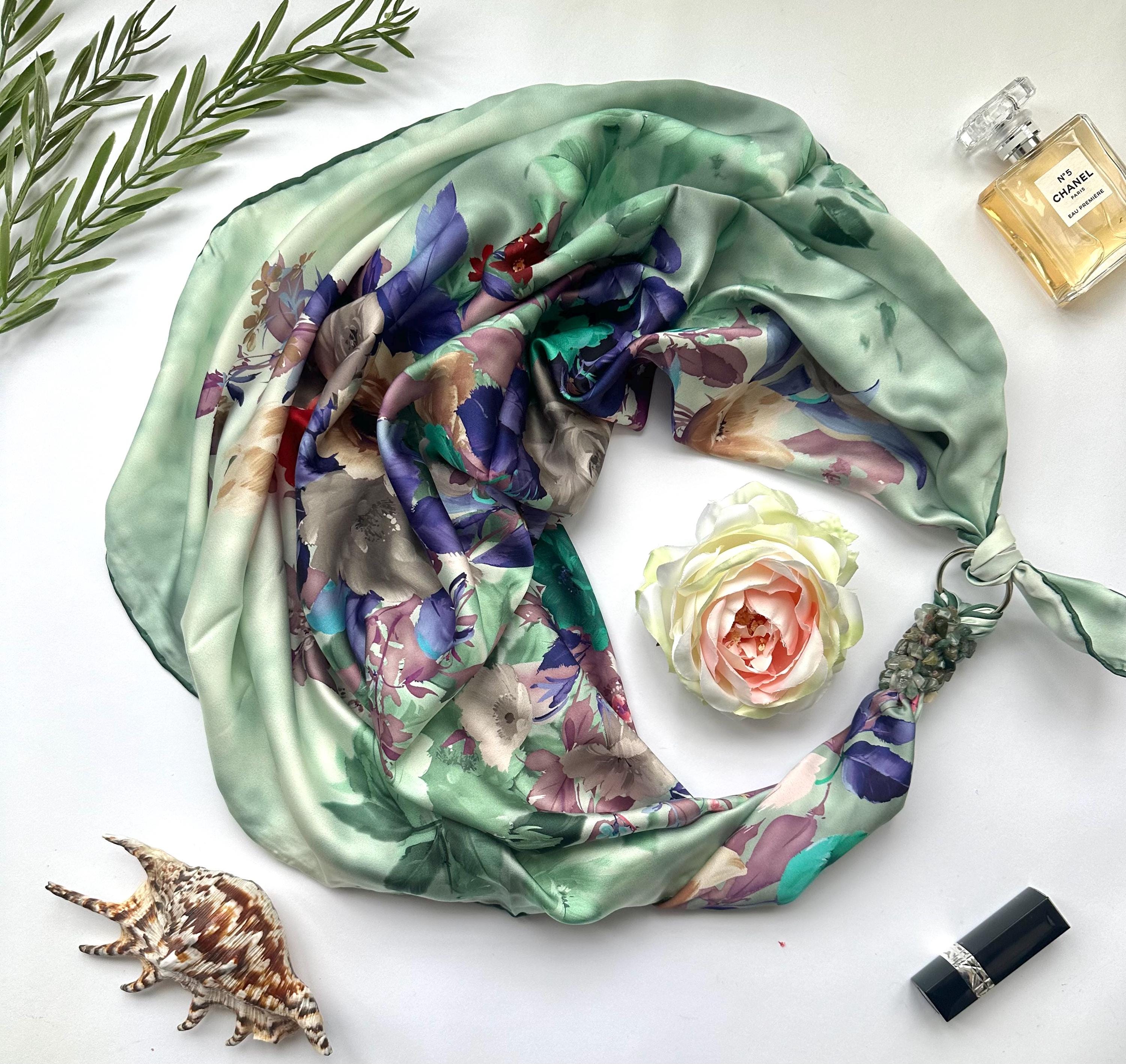 ターコイズストーンのディテールが施された花柄シルクスカーフ - Etsy 日本