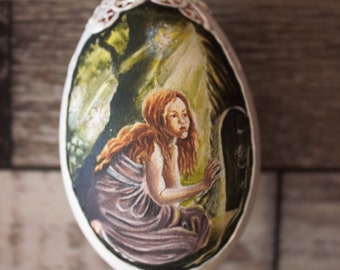 Art on the egg, secret door