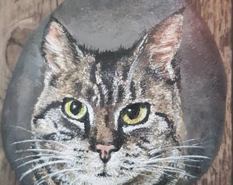 Tierportrait auf Kieselstein nach Foto gemalt