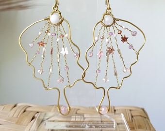 ピンクの蝶の羽のワイヤーピアス／妖精の羽のピアス／ステートメントピアス／星屑のピアス／魔法のような幻想的なジュエリー