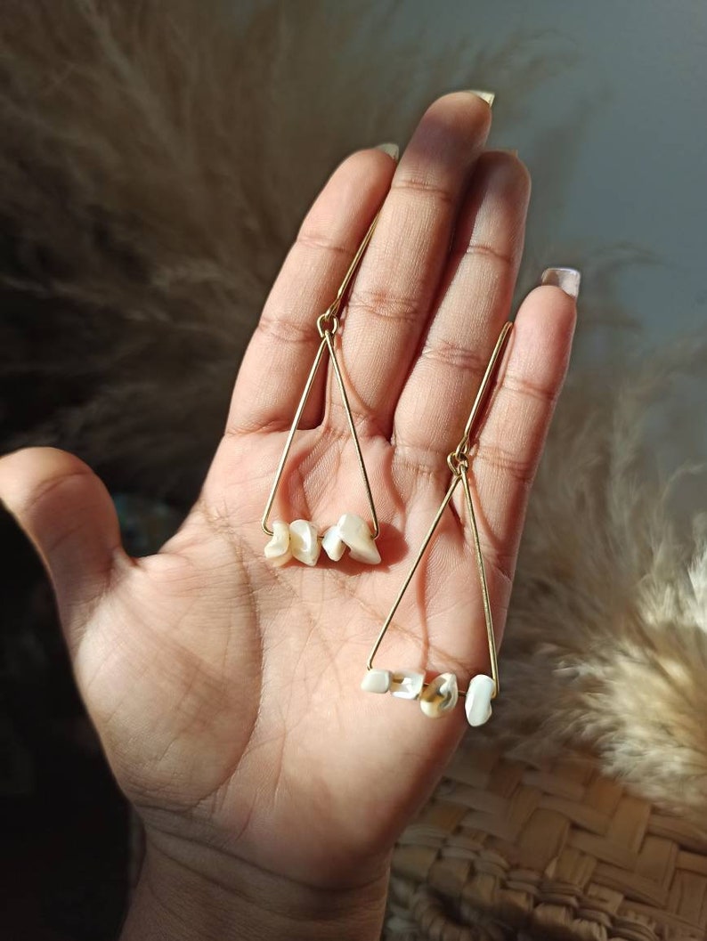 Amethyst crystals triangle earrings/ minimalist earrings / abstract earrings/ stone earrings /wire earrings/ quartz earrings/ minimalistich Seashell