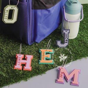 Étiquette de sac à dos universitaire avec lettre Étiquette de sac en acrylique Étiquettes de sac à dos Étiquette de sac d'université avec lettre Porte-clés Étiquette de sac à langer Étiquette de boîte à lunch Étiquette de sac à dos pour enfants