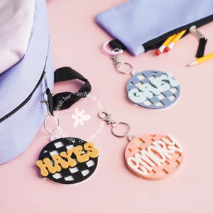 Etiqueta de mochila a cuadros, llavero con nombre, llavero con nombre personalizado, etiqueta de mochila, etiqueta para bolsa de pañales, etiqueta para mochila infantil, llavero con nombre en 3D