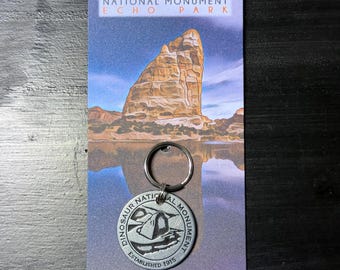 エベレスト （チョモランマ）の 石 2005年 & バッジ ピンズ キーリング Dinosaur National Monument Token Coin Keychain Zipper Pull 1pc