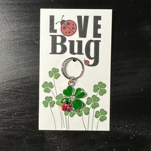 Trèfle à 4 feuilles avec coccinelle breloque fleur porte-clés fermeture éclair 1 pièce breloque émaillée LOVE BUG cadeau amusant amour