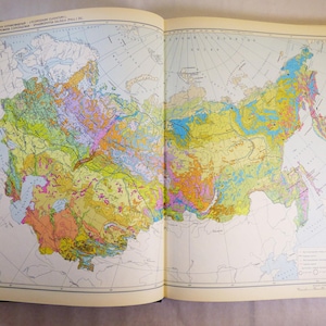 Alter kolorierter Atlas Atlas der UdSSR Pflanzenkarten Sammlung von Karten Große Kartenseiten Vintage großer Atlas der UdSSR