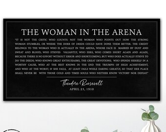 Op de afbeelding: Zwart-witte printbare wandkunst met een citaat van Theodore Roosevelt over de vrouw in de arena. De quote luidt: "Het is niet de criticus die telt: niet de vrouw die erop wijst hoe de sterke vrouw struikelt, of waar de dader van daden ze beter had kunnen doen. De eer komt toe aan de vrouw die daadwerkelijk in de arena is, wiens gezicht is getekend door stof, zweet en bloed; die dapper streeft; die fouten maakt, die keer op keer tekortschiet, omdat er geen inspanning is zonder fouten en tekortkomingen; maar die daadwerkelijk streeft om de daden te verrichten; die grote enthousiasme kent, de grote toewijding; die zichzelf geeft voor een nobele zaak, die in het beste geval uiteindelijk de triomf van grote prestaties kent, en die in het slechtste geval, als ze faalt, tenminste faalt terwijl ze dapper durft, zodat haar plaats nooit bij die koude en timide zielen zal zijn die noch overwinning noch nederlaag kennen." De quote wordt toegeschreven aan Theodore Roosevelt en gedateerd 23 april 1910.