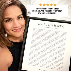 Puede incluir: Una impresi&oacute;n enmarcada que presenta el poema Desiderata de Max Ehrmann en texto negro sobre fondo blanco. Sobre el marco, se muestra un gr&aacute;fico de calificaci&oacute;n de cinco estrellas con el texto: I BOUGHT ONE FOR MY SISTER FOR XMAS. AND THEN ONE FOR MYSELF. IT WON'T BE THE LAST!