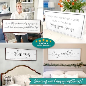 Op de afbeelding: Vier houten borden met inspirerende citaten. De borden zijn wit met zwarte letters en hebben een rustieke houten lijst. De citaten zijn: "Een gezonde glimlach stelt een persoon in staat om zijn maximale potentieel in het leven te bereiken. - Dr. David Galler", "altijd wens me een goede morgen en een goede nacht", "Als je tot je nek in de modder zit, zing je lied!" en "blijf even, maar niet te lang... maak het niet raar..."
