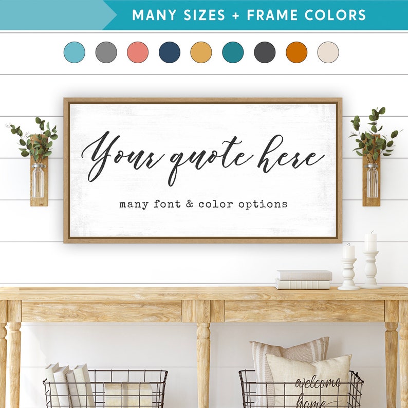 Op de afbeelding: Een ingelijst bord met een witte achtergrond en een zwart handgeschreven citaat dat "Your quote here" zegt met de tekst "many font & color options" onder het citaat. Het bord hangt aan een witte schiplapwand.