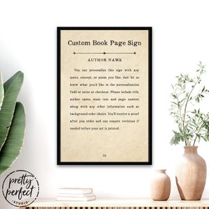Puede incluir: Un letrero rectangular enmarcado con un fondo beige texturizado que recuerda a una p&aacute;gina de libro antigua. El texto dice Custom Book Page Sign, AUTHOR NAME, e incluye instrucciones de personalizaci&oacute;n. El n&uacute;mero 34 est&aacute; impreso en el centro inferior.