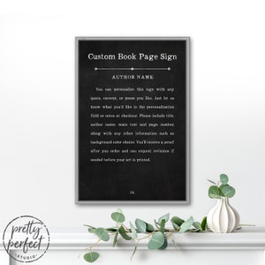 Puede incluir: Un letrero rectangular enmarcado con fondo negro y texto blanco que dice Custom Book Page Sign, AUTHOR NAME e instrucciones de personalizaci&oacute;n. El letrero presenta una l&iacute;nea horizontal decorativa y el n&uacute;mero 34 en la parte inferior.