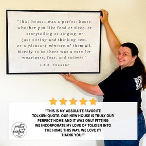 Puede incluir: Un letrero de pared rectangular con marco negro que presenta la cita de J.R.R. Tolkien: "that house...was a perfect house, whether you like food or sleep, or storytelling or singing, or just sitting and thinking best, or a pleasant mixture of them all."