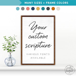 Könnte beinhalten: Ein gerahmtes Wandkunstwerk mit dem Text "Your custom scripture" in einer handschriftlichen Schriftart. Der Rahmen ist braun und der Hintergrund ist weiß. Der Text "VARIOUS FONTS AVAILABLE" steht unter dem Haupttext. Das obere Banner lautet "MANY SIZES + FRAME COLORS".