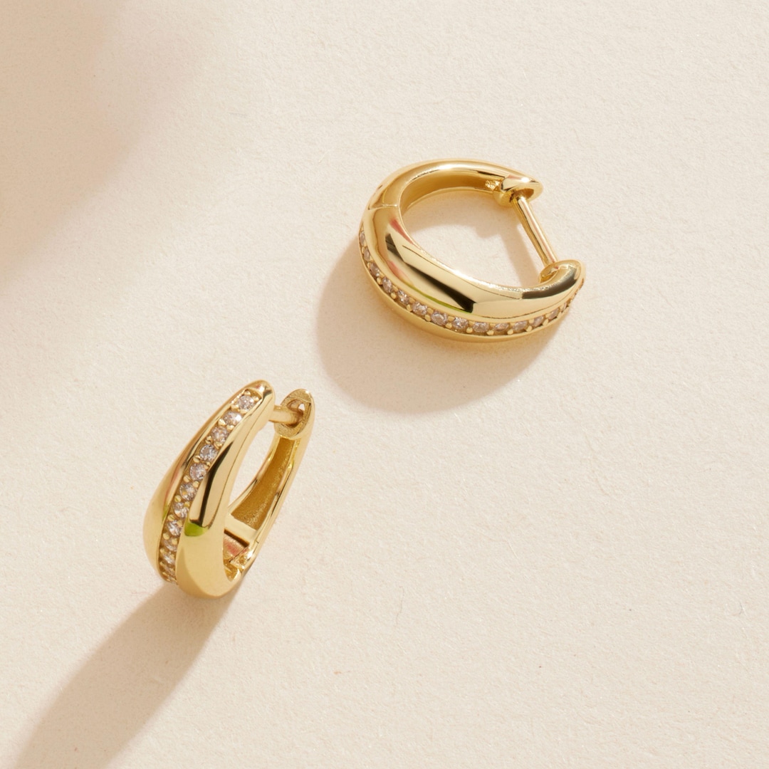 Créoles Huggie Délicates Or Jaune Et Zirconium – Pendantes