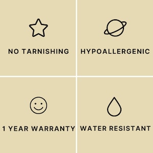 Op de afbeelding: Een beige afbeelding met vier kwadranten met zwarte lijniconen en tekst. Links boven een ster met NO TARNISHING, rechts boven een planeet met HYPOALLERGENIC, links onder een smiley met 1 YEAR WARRANTY en rechts onder een waterdruppel met WATER RESISTANT.