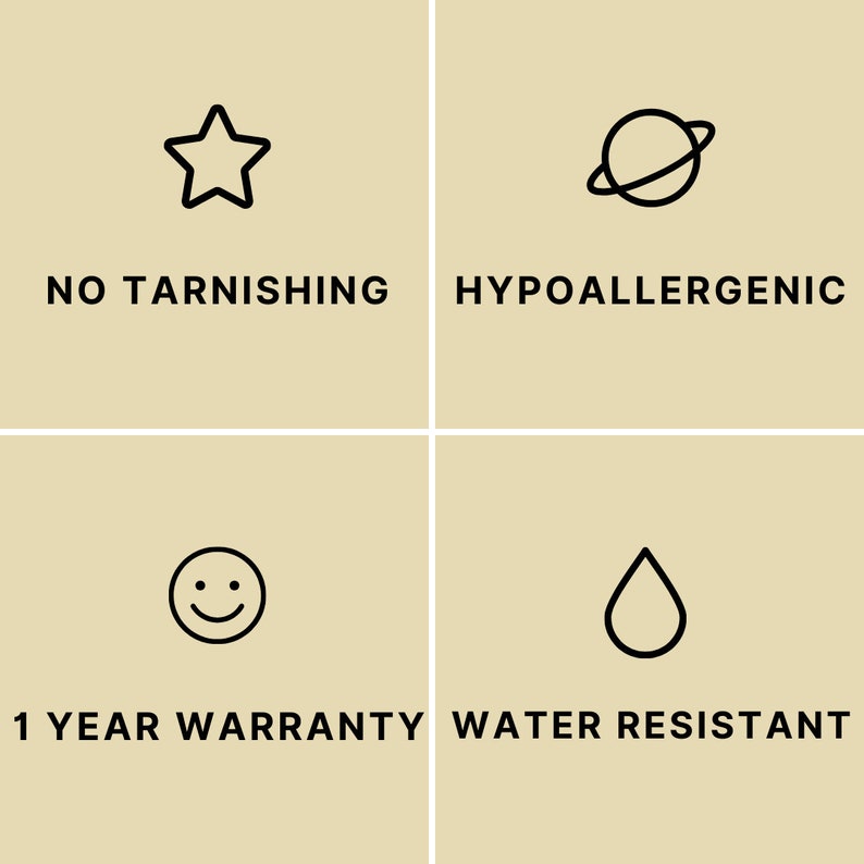 Op de afbeelding: Een beige afbeelding met vier kwadranten met zwarte lijniconen en tekst. Links boven een ster met NO TARNISHING, rechts boven een planeet met HYPOALLERGENIC, links onder een smiley met 1 YEAR WARRANTY en rechts onder een waterdruppel met WATER RESISTANT.