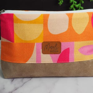 Große Kosmetiktasche mit buntem Retro-Muster aus Canvas & Wildlederimitat – Handgemacht | Kulturbeutel mit Stand | Marli Design