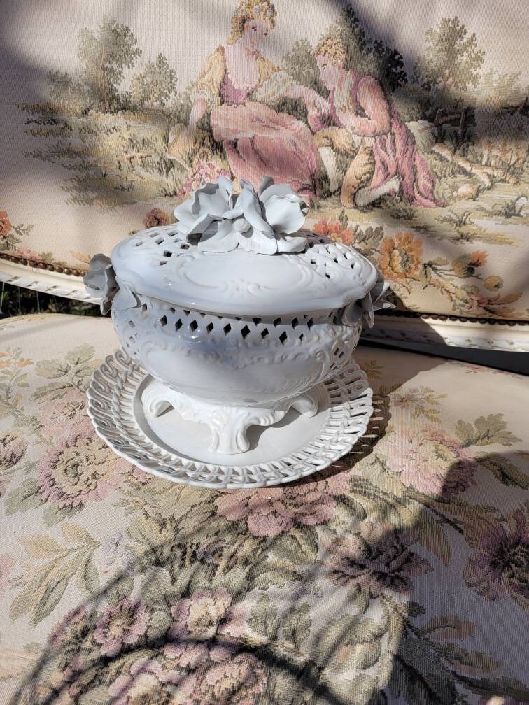 Soupière Ancienne en Porcelaine Fine..old Fine Porcelain Soup Tureen