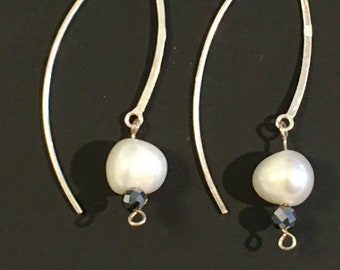 extra große Ohrringe Ohrhänger Silber 925 modern minimalistisch mit großer weißer Zuchtperle und Silizium-Perle facettiert Designerschmuck