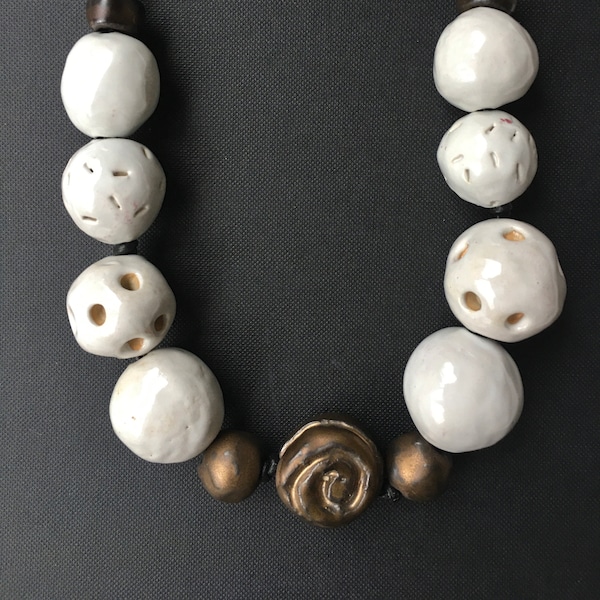 Halskette mit Perlen aus Keramik "White Pearl" Künstlerschmuck Unikat mit Lederband