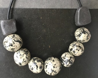 Naszyjnik z ceramicznymi koralikami "Speckled special" czarno-biały design biżuteria unikatowa ze skórzanym paskiem