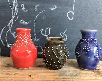 Minivasen Miniatur Keramikvasen mit Schlickerverzierung handgefertigt  Unikate für Sammler Deko-Vasen