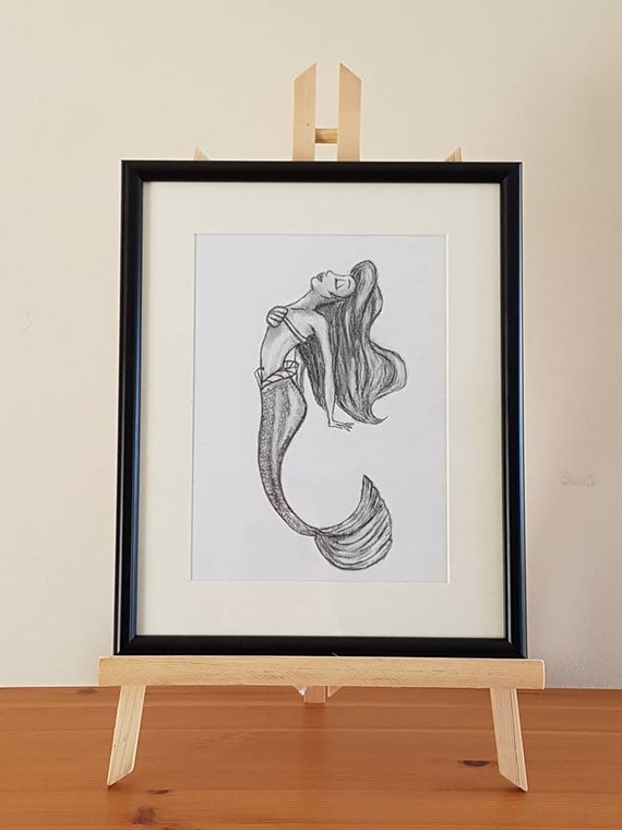 Un Carboncino Con Cornice E Disegno A Matita Di Ariel Ispirato Al Film Disney La Sirenetta