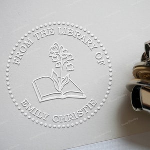 Personalisierte Buch Embosser Stempel - Benutzerdefinierte Bibliothek Embosser Stempel - Geburtsmonat Mai Blume auf Buch - Maiglöckchen