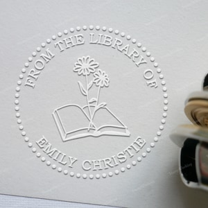 Timbre de gaufrage de bibliothèque personnalisé - fleur d'avril de marguerite sur le livre - timbre de gaufrage de livre personnalisé - timbre de gaufrage de monogramme