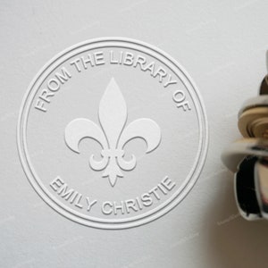 Timbre Embosser personnalisé - De la bibliothèque de Embosser - Timbre Fleur-De-Lis - Embosser de livre personnalisé - Embosser Stamp - Embosser à la main
