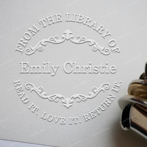 De la bibliothèque de Embosser - Timbre Embosser personnalisé - Timbre de bibliothèque - Embosser de livre personnalisé - Timbre Embosser monogramme - Embosser à la main