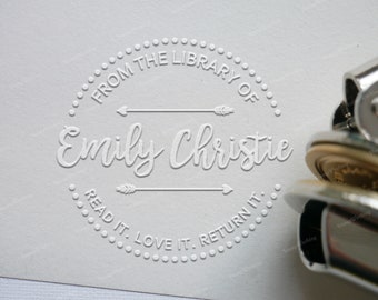 Uit de bibliotheek van Embosser - Custom Arrow Embosser Stamp - Library Stamp - Gepersonaliseerde Boek Embosser - Monogram Embosser Stamp