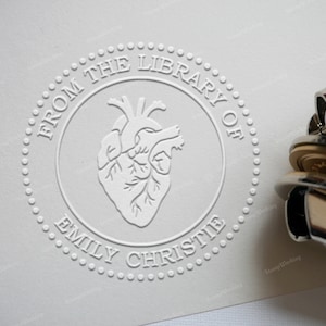 Timbre de gaufrage personnalisé avec coeur - De la bibliothèque de - Timbre de gaufrage de bibliothèque personnalisé - Timbre de gaufrage de livre - Embosseur tenu à la main
