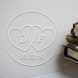 Timbro in rilievo personalizzato - Timbro in rilievo personalizzato per matrimoni - Iniziali personalizzate con timbro in rilievo a doppio cuore - Goffratore tenuto a mano