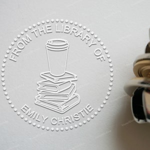 Personalisierter Buch Embosser Stempel - Aus der Bibliothek von Embosser - Kaffee und Buch - Personalisierter Embosser Stempel - Monogramm Embosser Stempel