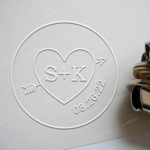 Carimbo de gravação personalizado - Carimbo de gravação de casamento personalizado - Iniciais personalizadas com seta de coração Carimbo de gravação de casamento - Gravador portátil