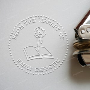 Timbre de gaufrage de bibliothèque personnalisé - fleur de pavot sur livre - timbre de gaufrage de livre personnalisé - timbre de gaufrage de monogramme