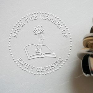 Personalisierte Buch Embosser Stempel - Geburtsmonat Blume auf Buch - Benutzerdefinierte Bibliothek Embosser Stempel - Monogramm Embosser Stempel