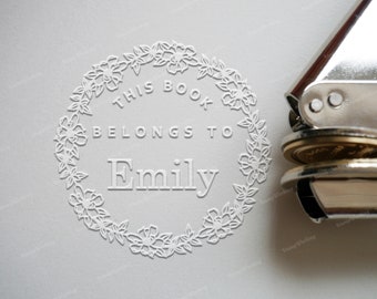 Benutzerdefinierte Bibliothek Embosser Stempel - Dieses Buch gehört Emily - Personalisiertes Buch Embosser Stempel - Monogramm Embosser Stempel - Hand halten Embosser