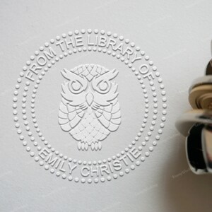 Benutzerdefinierte Bibliothek Embosser Stempel - Eulen Bibliothek - personalisierte Buch Embosser Stempel - Bibliothek Stempel - Monogramm Embosser Stempel - Hand Embosser