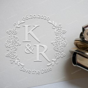 Custom Wedding Embosser Stamp - Gepersonaliseerde Embossing Stamp - Custom Initial met Flower Wreath Wedding Embosser Stamp - Hand Held Embosser